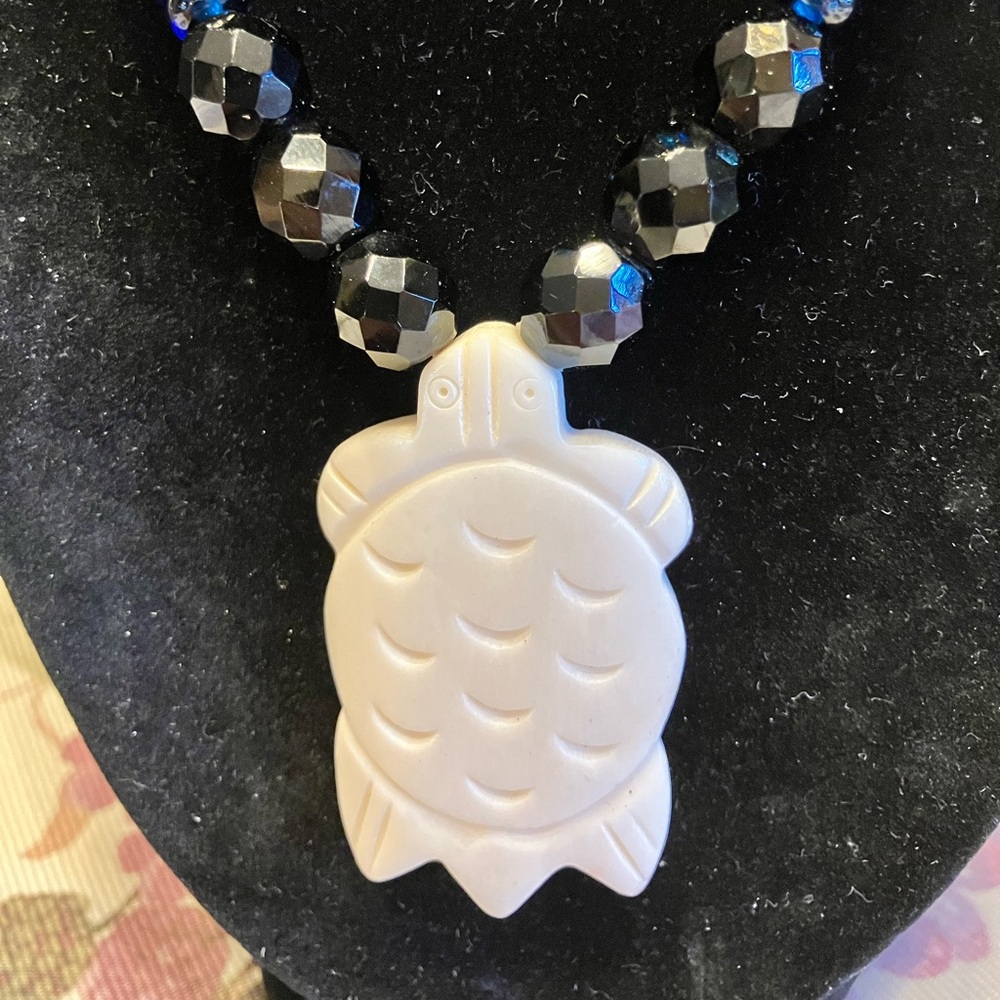CARVED BONE TURTLE ON GLASS AND WOODEN BEAD NECKLACE - Picture 4 of 10